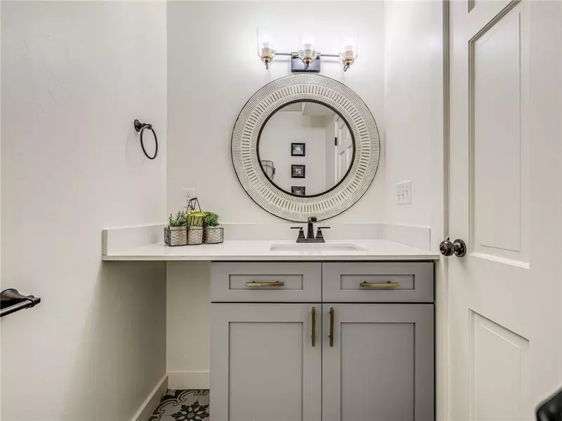 2921 Huntleigh DR, The Village, OK 73120