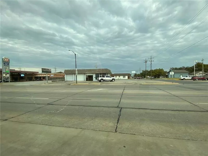 213 E Main ST, Weatherford, OK 73096