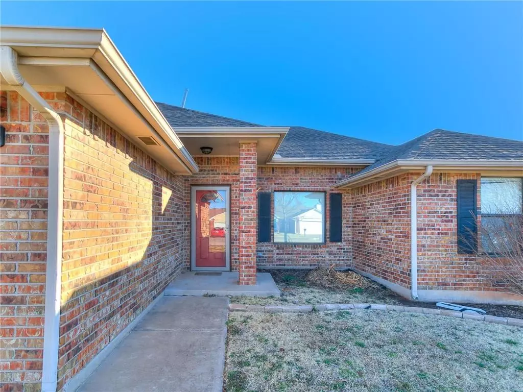 Moore, OK 73160,929 NW 15th ST