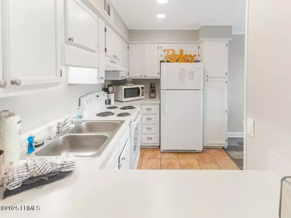 Hilton Head Island, SC 29928,40 Folly Field RD Road