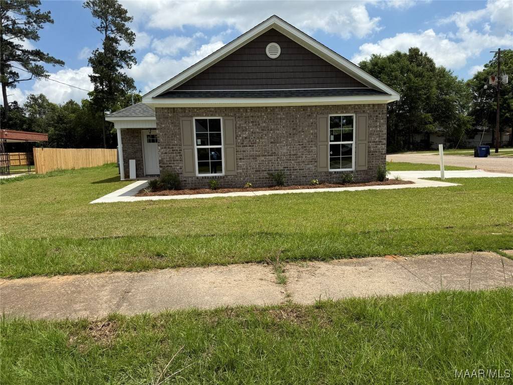 205 E McKinnon ST, New Brockton, AL 36351