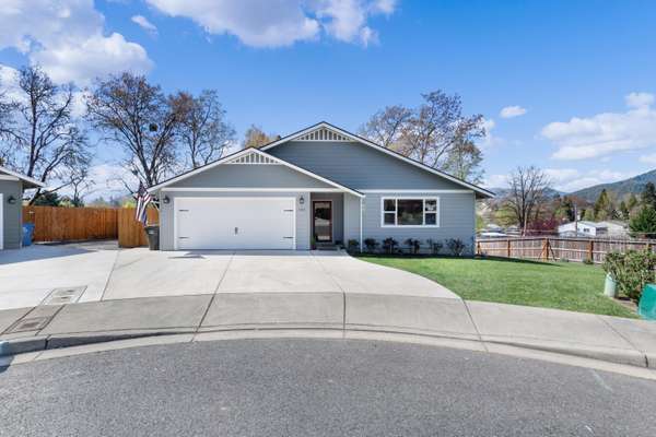 102 Vista CIR, Rogue River, OR 97537