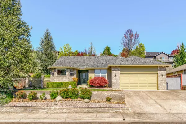 4727 Torrey Pines DR, Medford, OR 97504