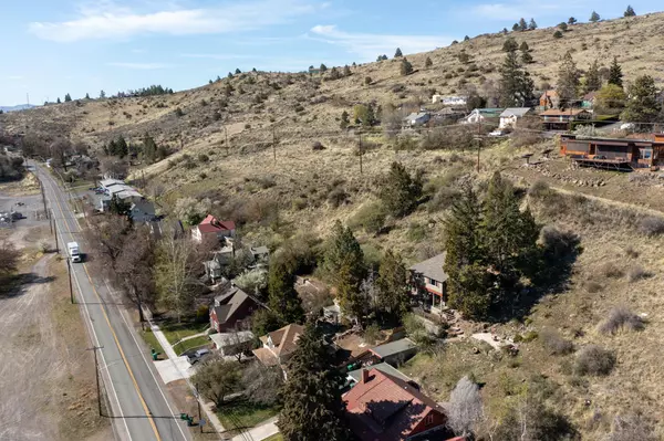 Klamath Falls, OR 97601,402 Riverside DR