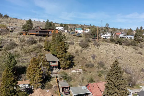 Klamath Falls, OR 97601,402 Riverside DR