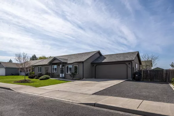 852 Spruce PL, Redmond, OR 97756