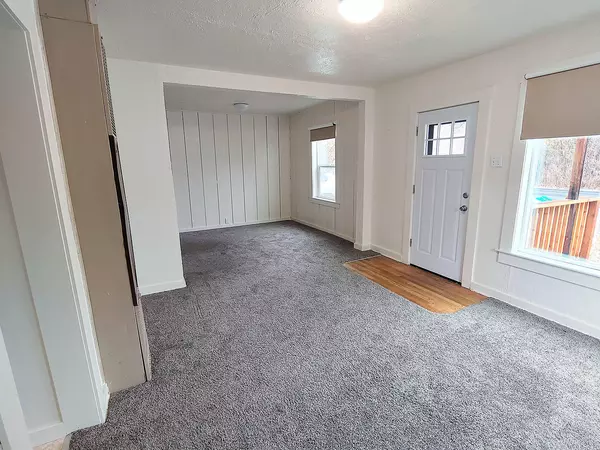 Klamath Falls, OR 97603,1144 Homedale RD