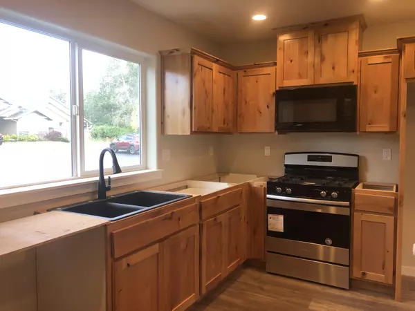 Grants Pass, OR 97527,2902 Shimmer LN