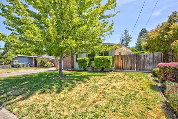 Grants Pass, OR 97526,1025 Fern ST