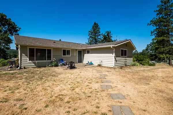 1135 Rainbow DR, Grants Pass, OR 97526