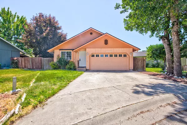2900 Raywood CIR, Grants Pass, OR 97527