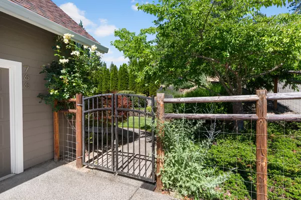 Grants Pass, OR 97527,766 Rhonda DR