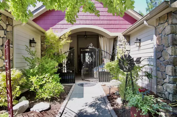 2235 Elderberry LN, Grants Pass, OR 97527