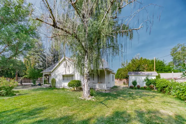 1870 Cloverlawn DR, Grants Pass, OR 97527