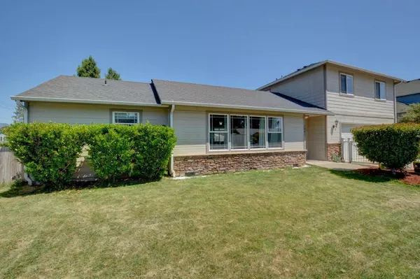 Grants Pass, OR 97527,1001 Angler LN