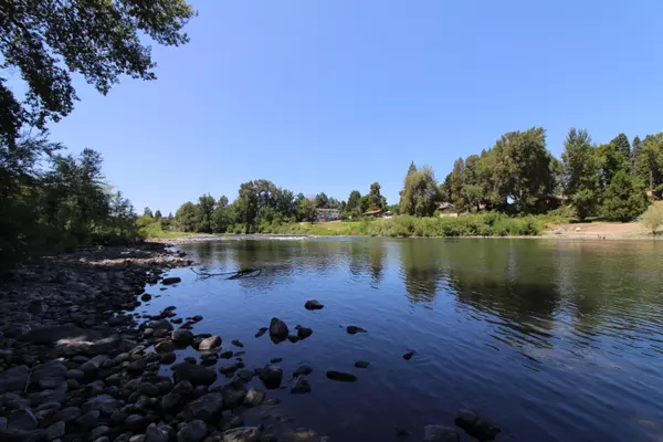 380 Edgewater DR, Grants Pass, OR 97527