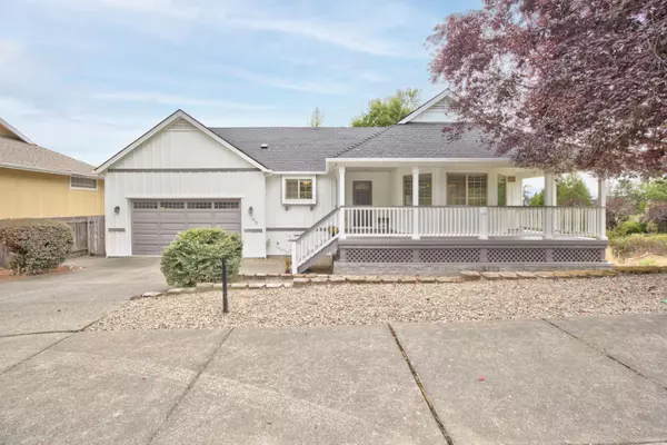 745 Dewey DR, Grants Pass, OR 97526