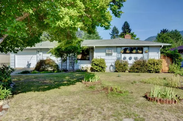 1089 Ashley PL, Grants Pass, OR 97526