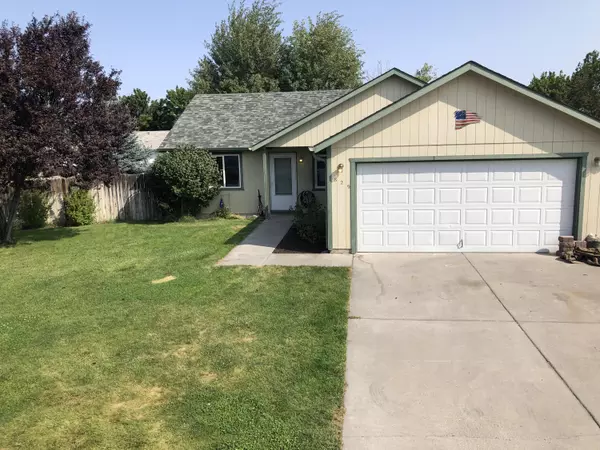 829 Redwood PL, Redmond, OR 97756