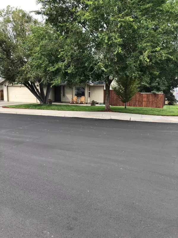 Redmond, OR 97756,831 Maple LN