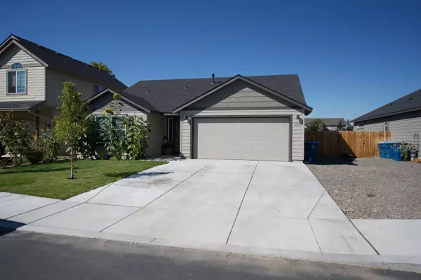 1133 Redwood PL, Redmond, OR 97756