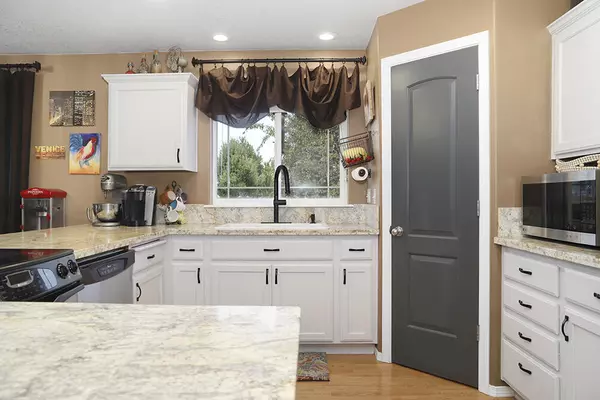 Grants Pass, OR 97527,1636 Waterstone DR