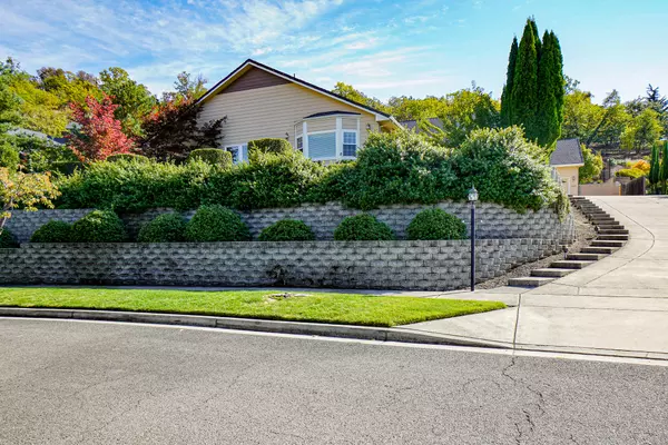 Medford, OR 97504,128 Monterey DR