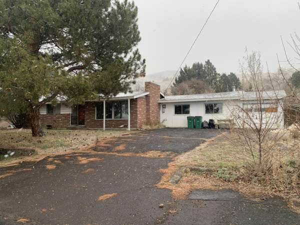 Klamath Falls, OR 97603,1439 McClellan DR