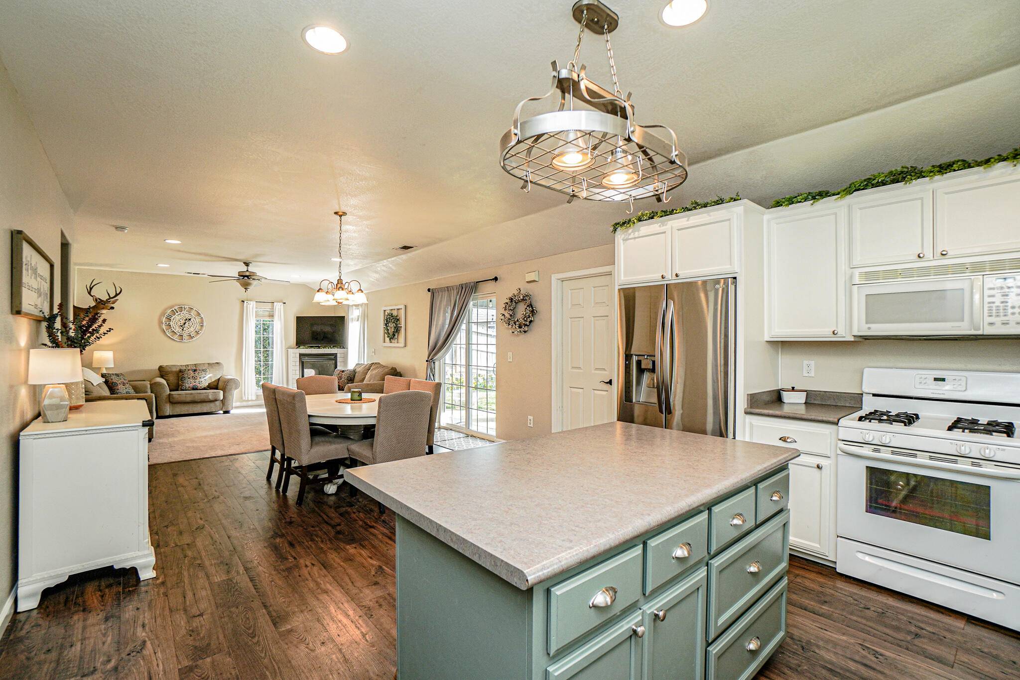 17 Meadowfield CIR, Eagle Point, OR 97524