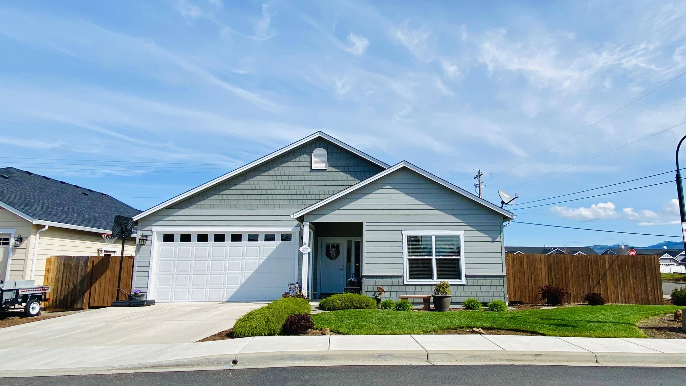 102 Greenview DR, Eagle Point, OR 97524