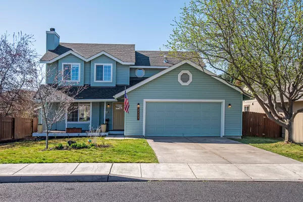 2002 Ivy AVE, Redmond, OR 97756