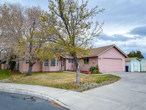 2746 Reindeer CT, Redmond, OR 97756