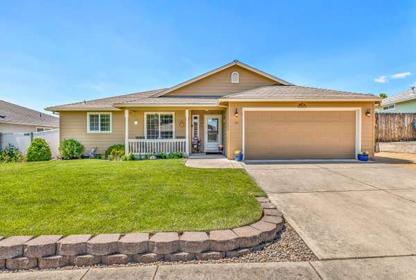 16 Devonwood CT, Eagle Point, OR 97524
