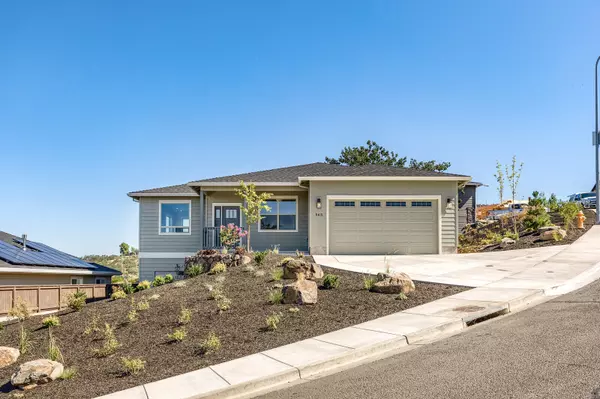 563 La Strada CIR, Medford, OR 97504