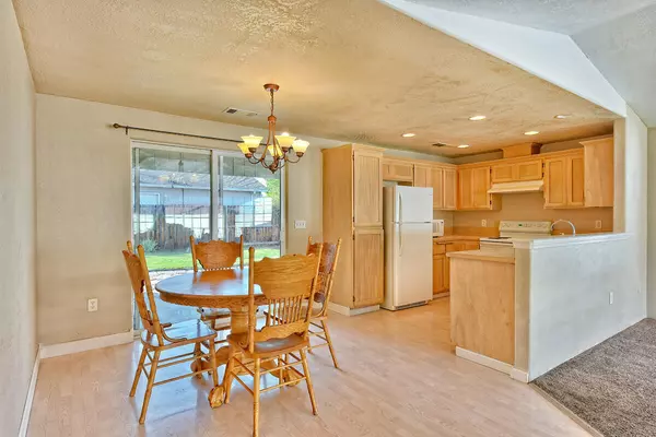 Central Point, OR 97502,1215 Lindsey CT