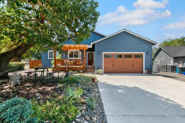 852 Cypress Point LOOP, Ashland, OR 97520