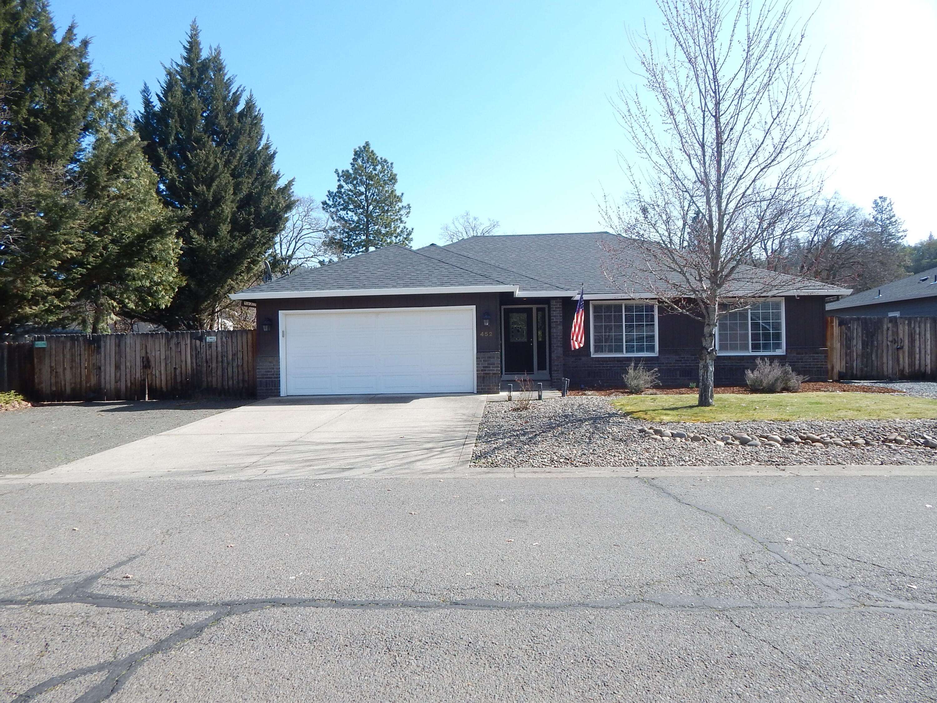 452 Yew Wood DR, Shady Cove, OR 97539