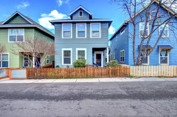 5 Logan WAY, Talent, OR 97540