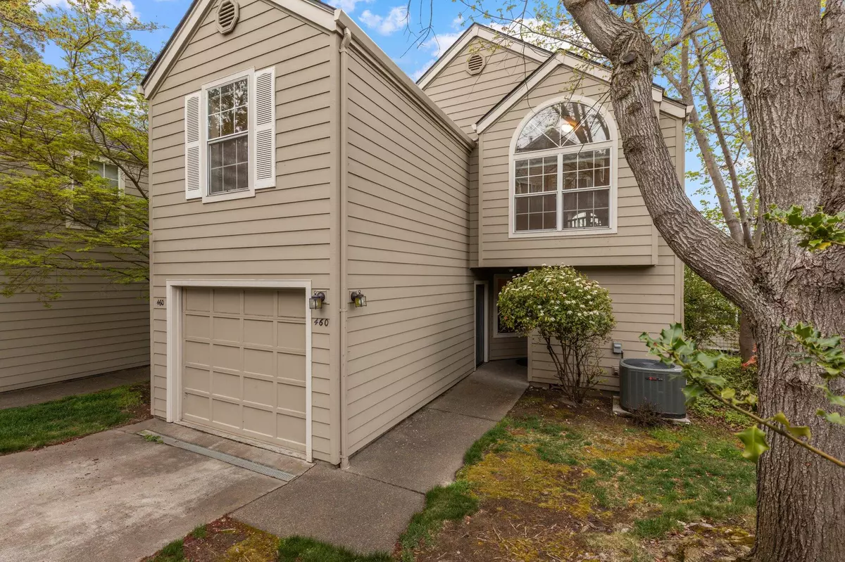 Ashland, OR 97520,460 Lori LN