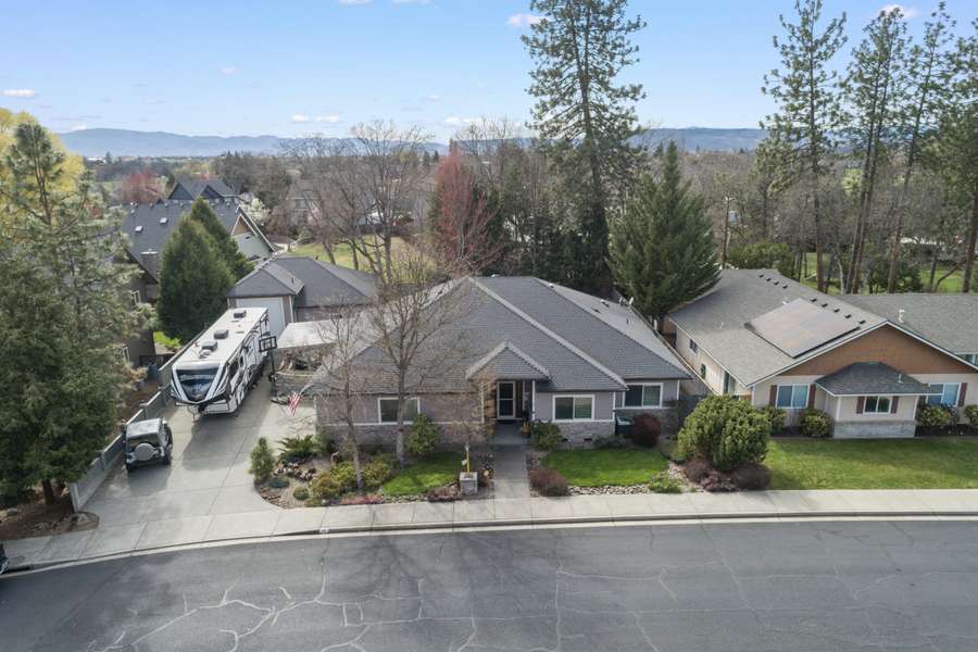 40 Pineridge LN, Eagle Point, OR 97524