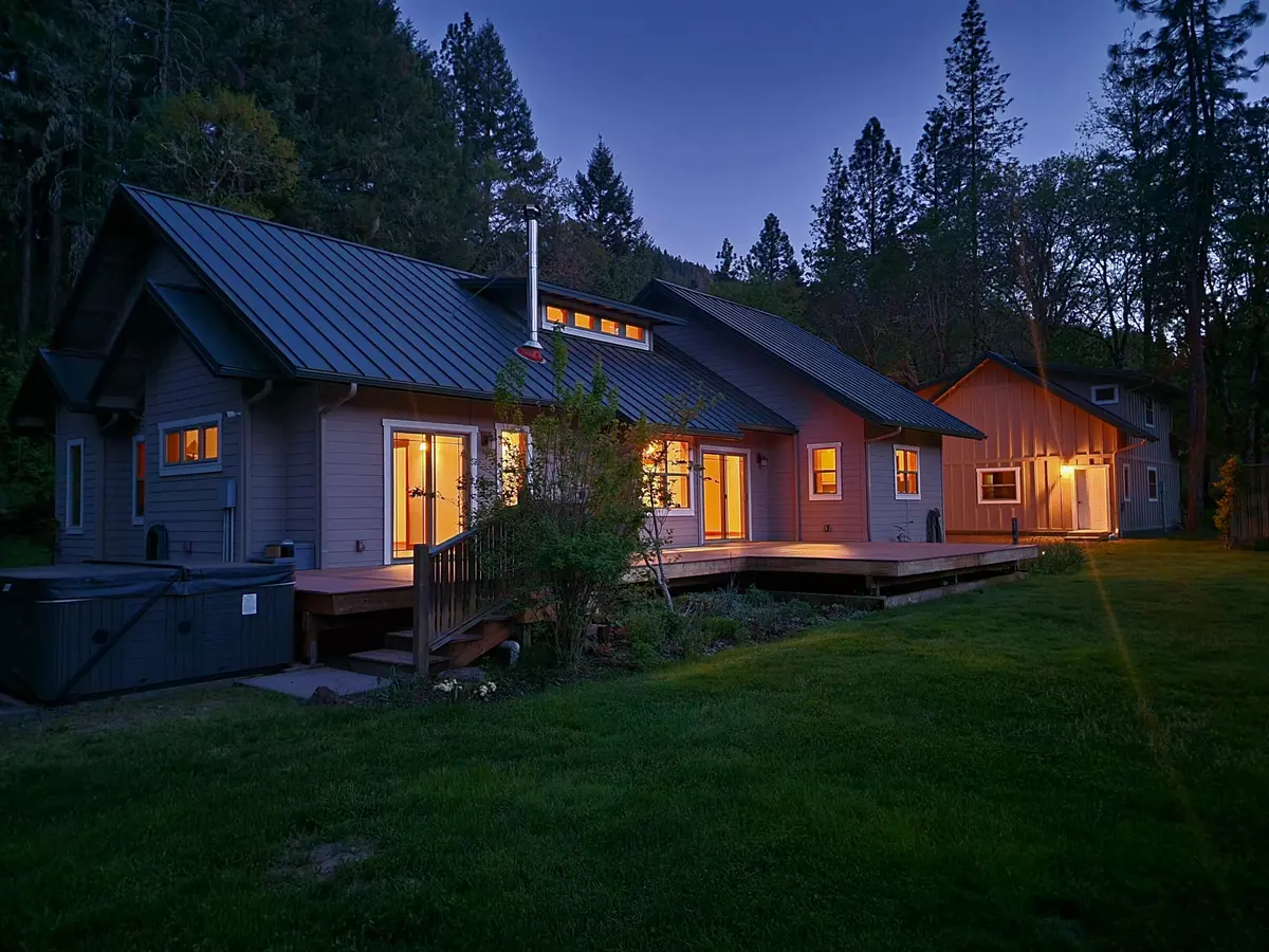 Trail, OR 97541,27709 Highway 62