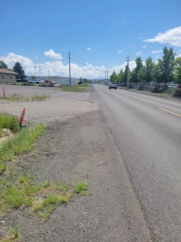 Klamath Falls, OR 97603,2960 Maywood DR