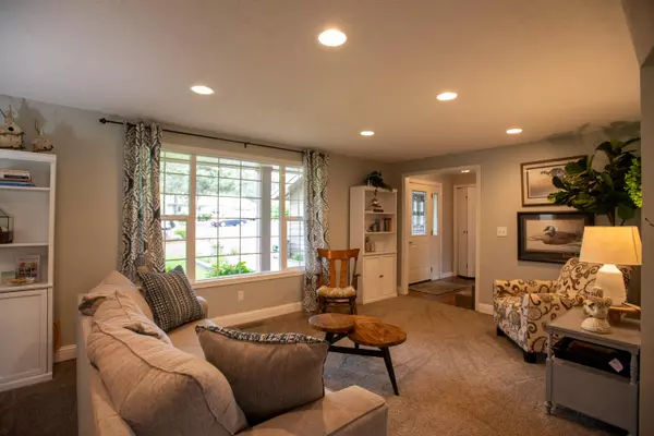 Bend, OR 97702,61182 Benham RD