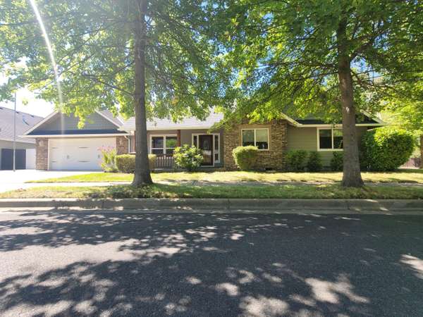 1404 Sturgeon CT,  Grants Pass,  OR 97527