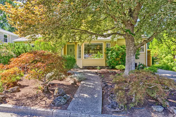 923 Garden WAY, Ashland, OR 97520