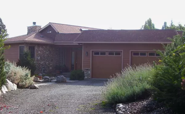 1052 Paradise LN, Ashland, OR 97520