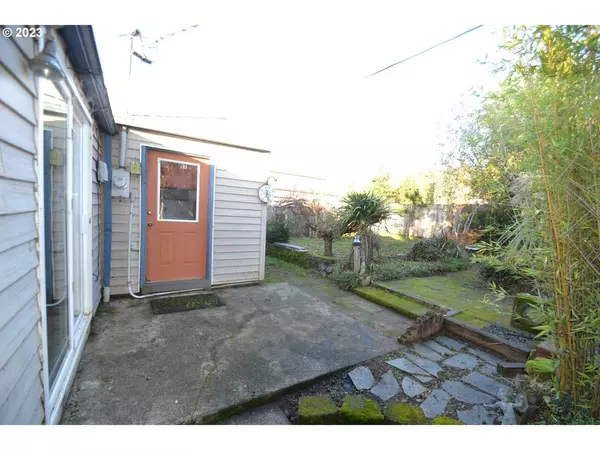 Myrtle Point, OR 97458,1985 Roseburg RD