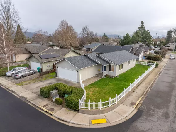 1377 Moon Glo DR, Grants Pass, OR 97527