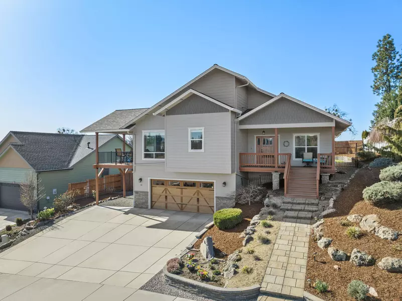 16 Terra Linda CT, Eagle Point, OR 97524