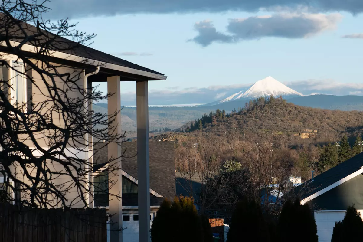 Eagle Point, OR 97524,562 Heights DR